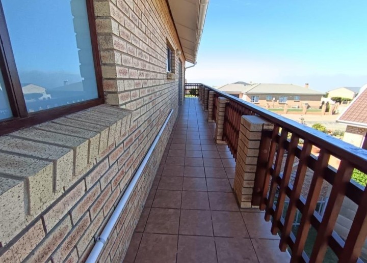 5 Bedroom Property for Sale in Wavecrest Eastern Cape